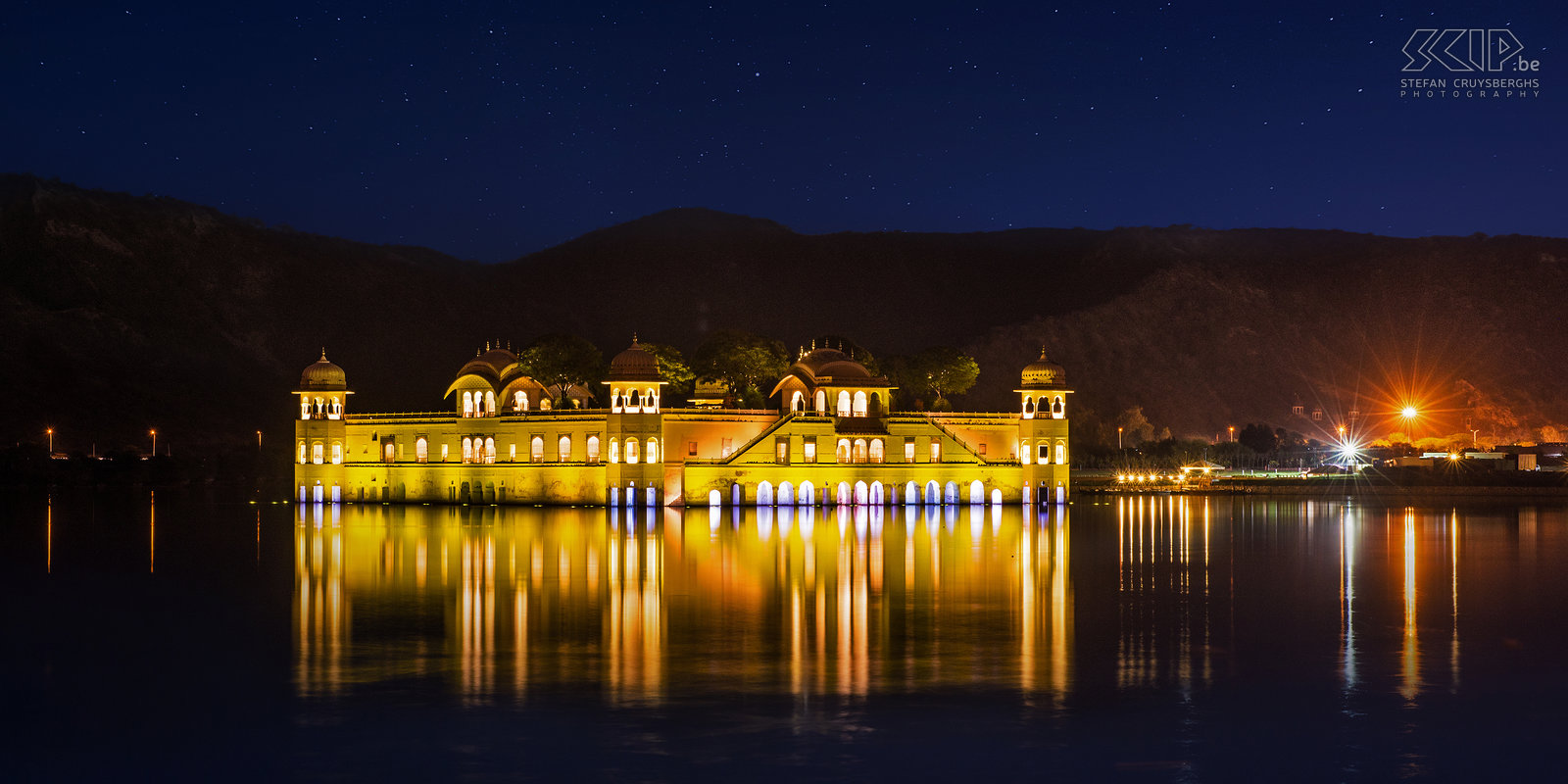 Jaipur - Jal Mahal Jal Mahal (oftewel 'Water Palace') is een paleis uit de 18e eeuw, dat is gelegen in het midden van het Man Sagar meer in Jaipur. 's Avonds is het prachtig verlicht en dit geeft een mooie weerspiegeling in het water. Stefan Cruysberghs